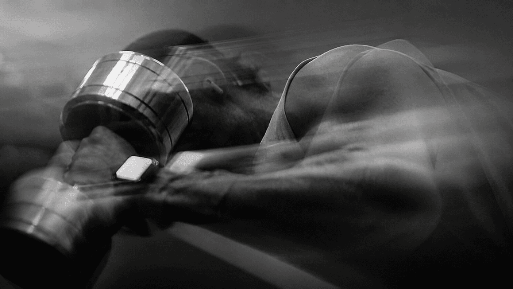 Atleta entrenando con mancuerna